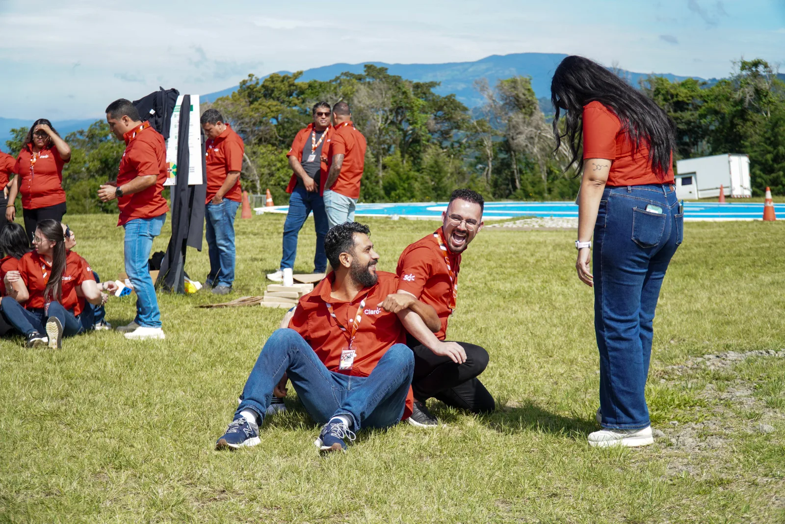 Actividad de team building empresarial al aire libre — psicología organizacional en Costa Rica